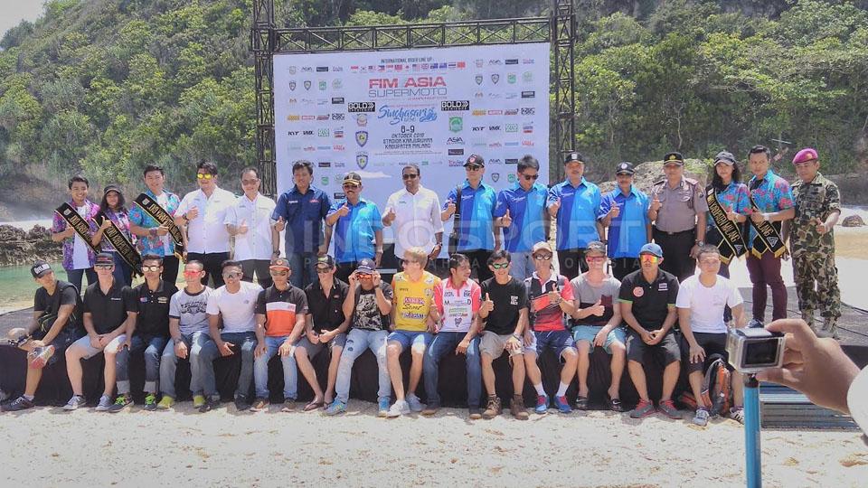 Endiyatmo%20Widagdo%20%28biru%29%20dan%20Shateswaran%20Mayachandran%20%28putih%29%20bersama%20para%20pebalap%20dari%2014%20negara%20yang%20turun%20di%20kelas%20internasional%20FIM%20Asia%20Supermoto%202016.